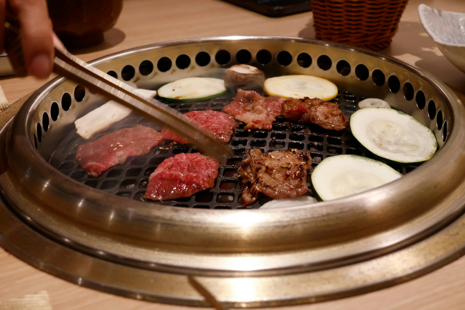 架空焼肉店の店舗ホームページ制作見本。炭火焼肉店のファーストビュー
