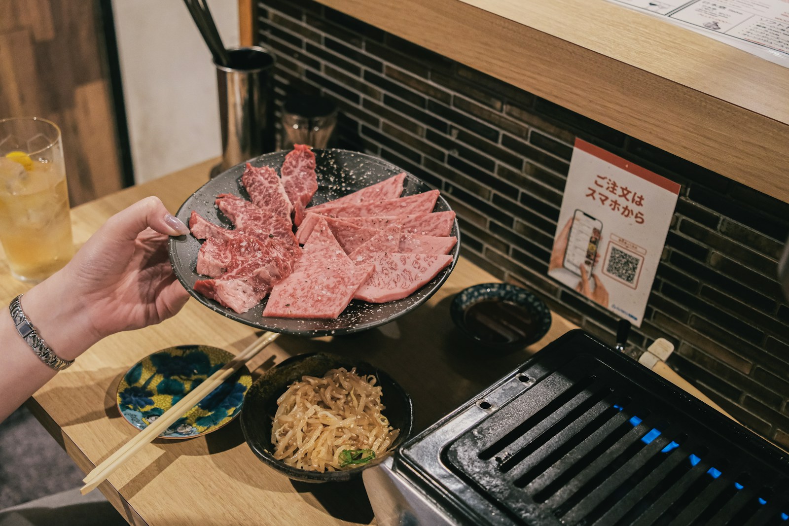 焼肉店で提供する霜降り肉の盛り合わせ